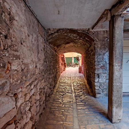 Guest House Sotto I Volti Centro Storico Ровин Екстериор снимка
