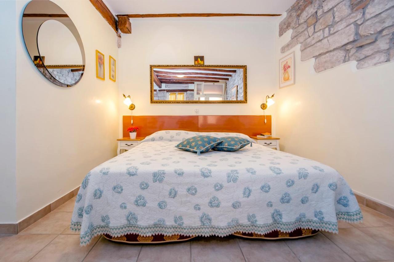 Guest House Sotto I Volti Centro Storico Ровин Екстериор снимка