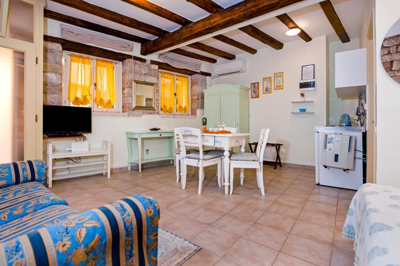 Guest House Sotto I Volti Centro Storico Ровин Екстериор снимка