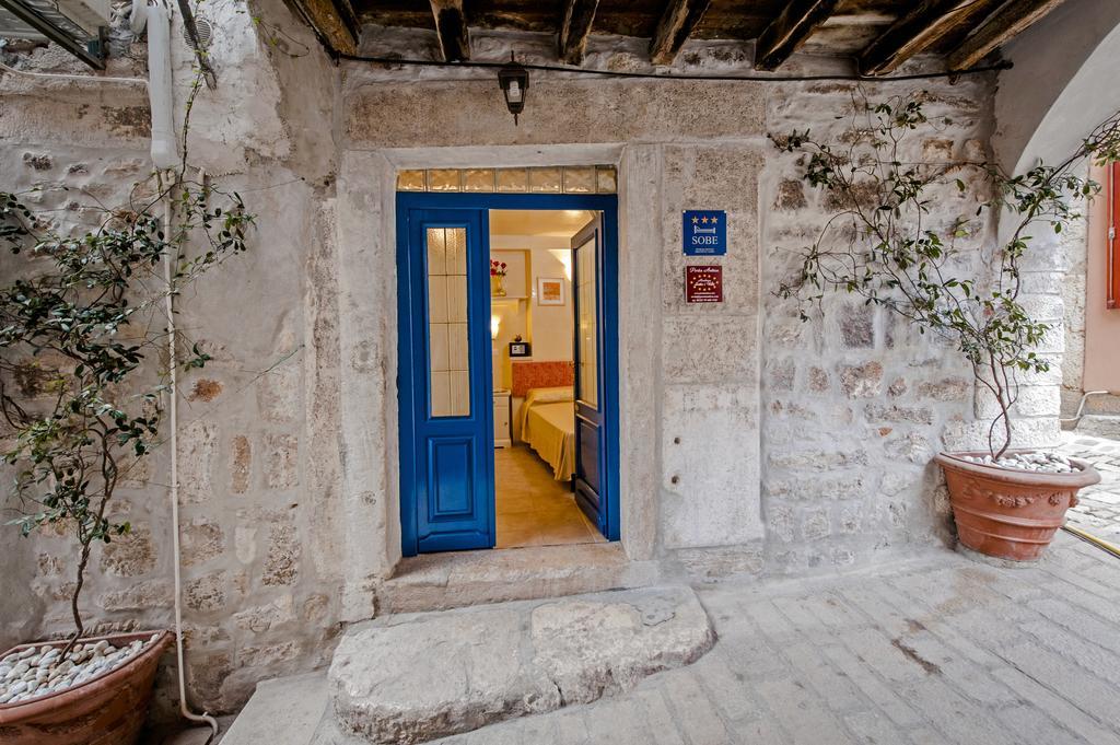 Guest House Sotto I Volti Centro Storico Ровин Екстериор снимка