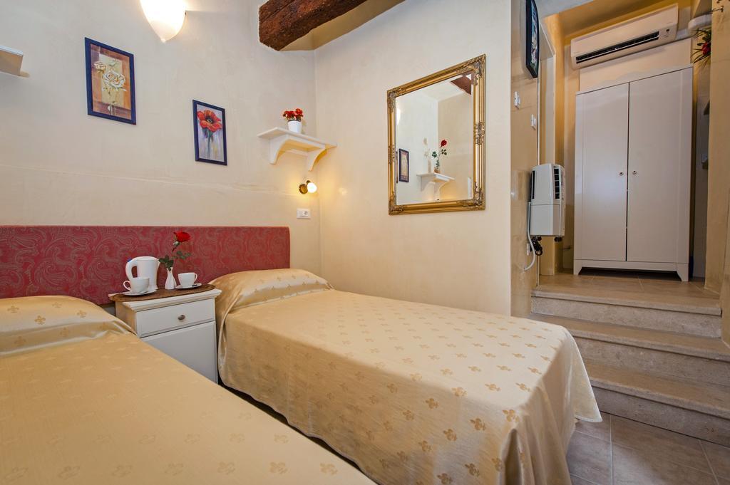 Guest House Sotto I Volti Centro Storico Ровин Екстериор снимка