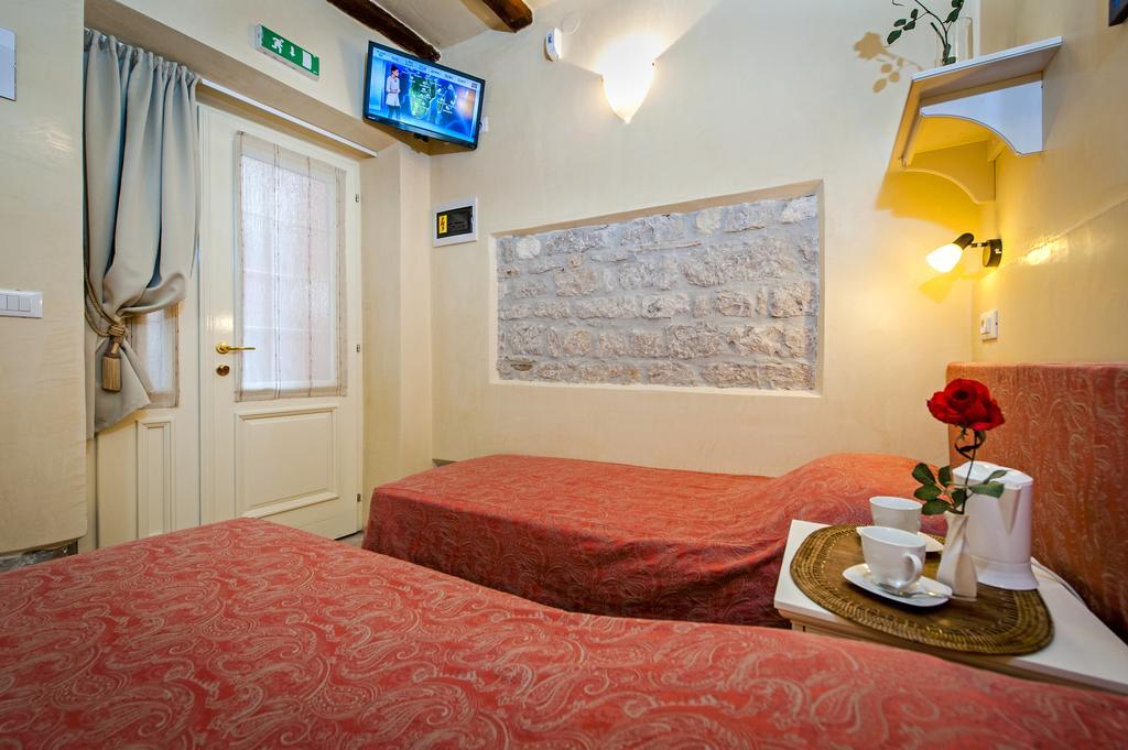 Guest House Sotto I Volti Centro Storico Ровин Екстериор снимка