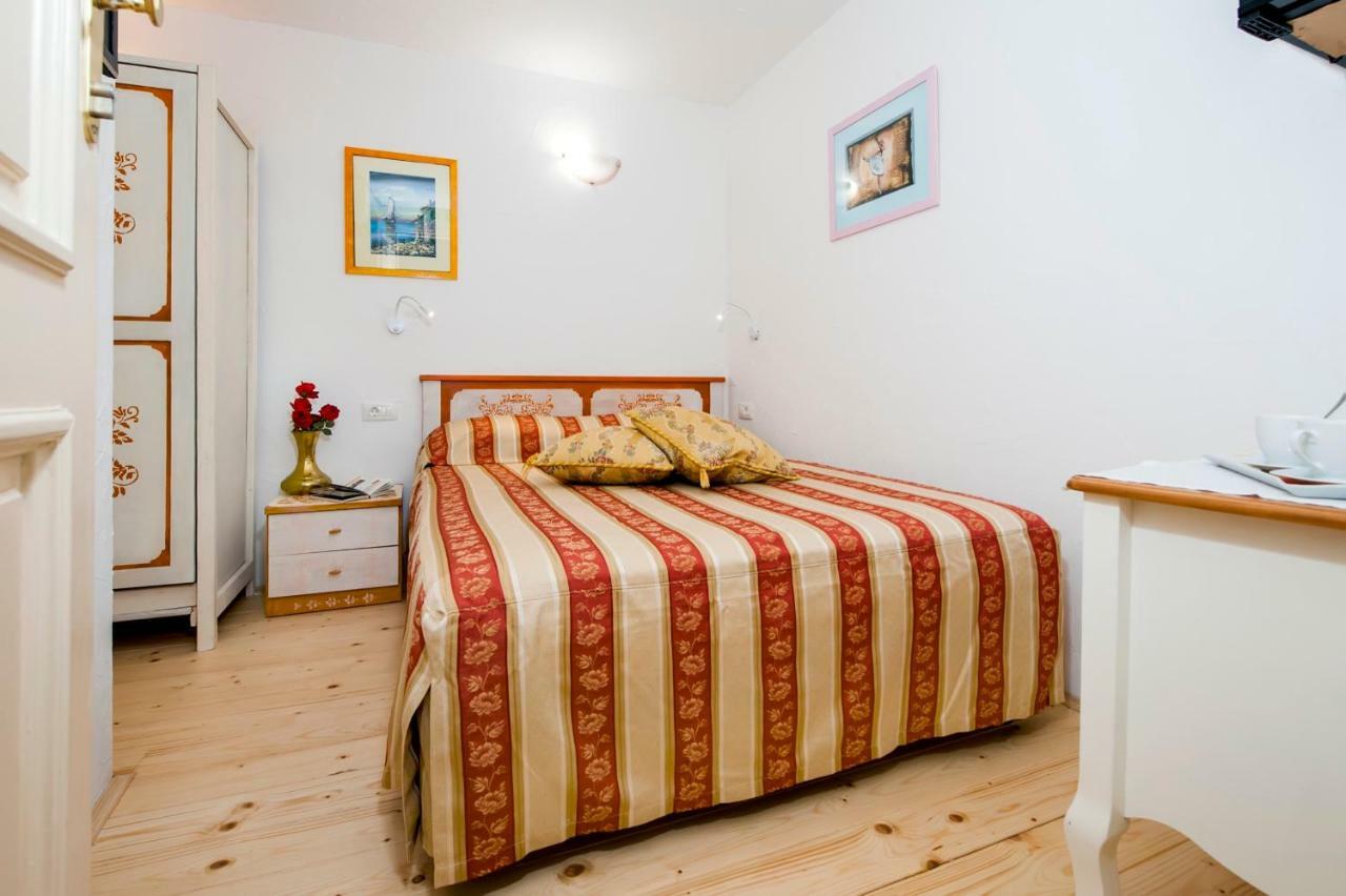 Guest House Sotto I Volti Centro Storico Ровин Екстериор снимка