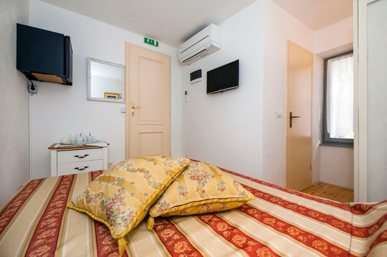 Guest House Sotto I Volti Centro Storico Ровин Екстериор снимка