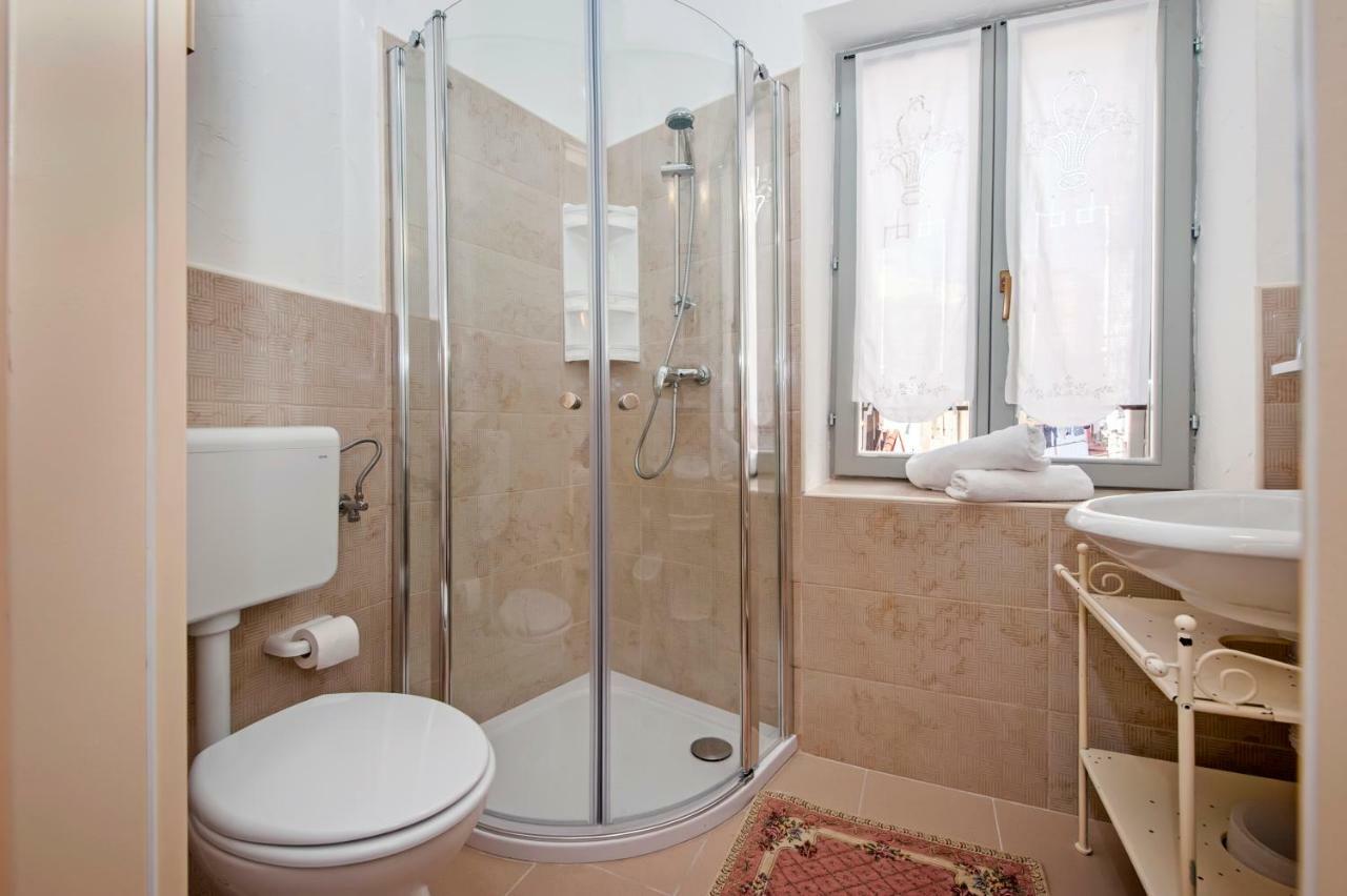 Guest House Sotto I Volti Centro Storico Ровин Екстериор снимка