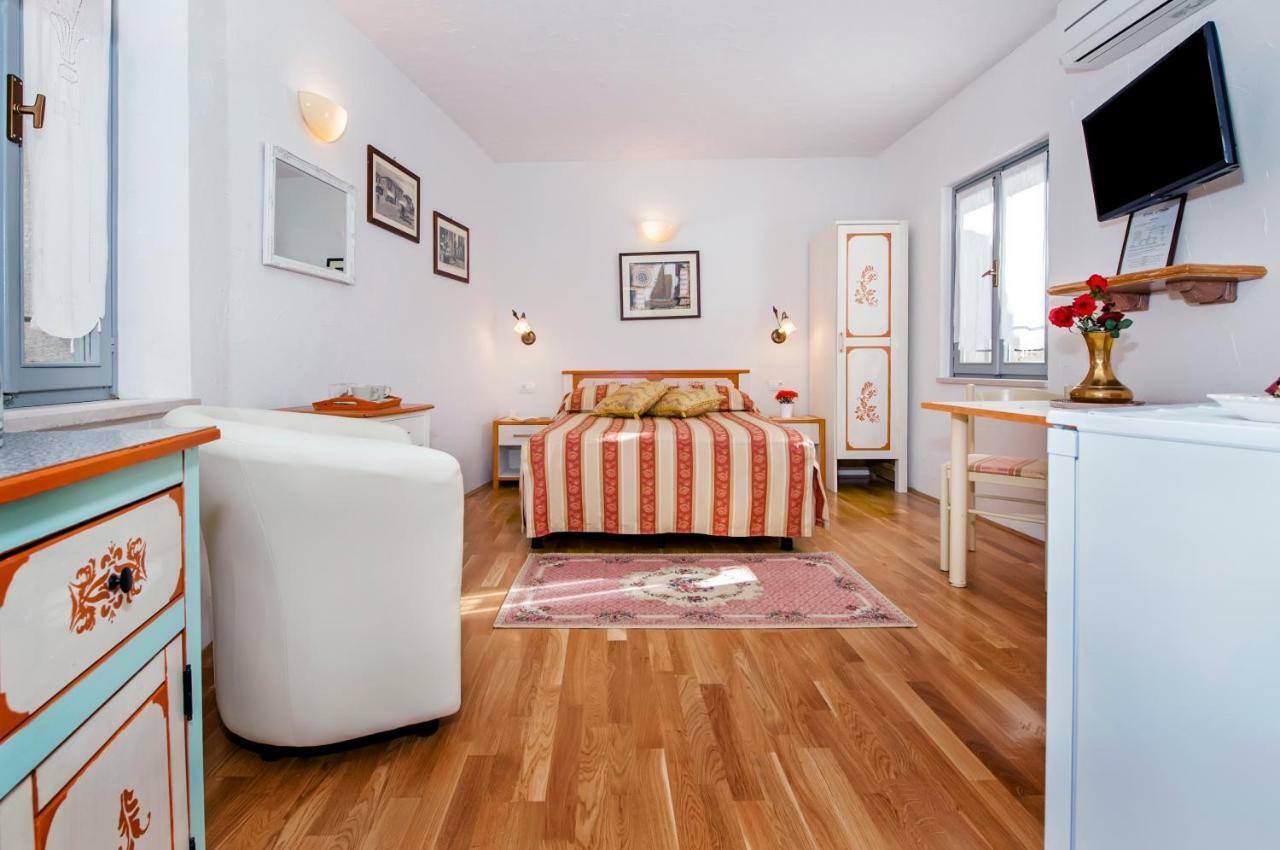 Guest House Sotto I Volti Centro Storico Ровин Екстериор снимка