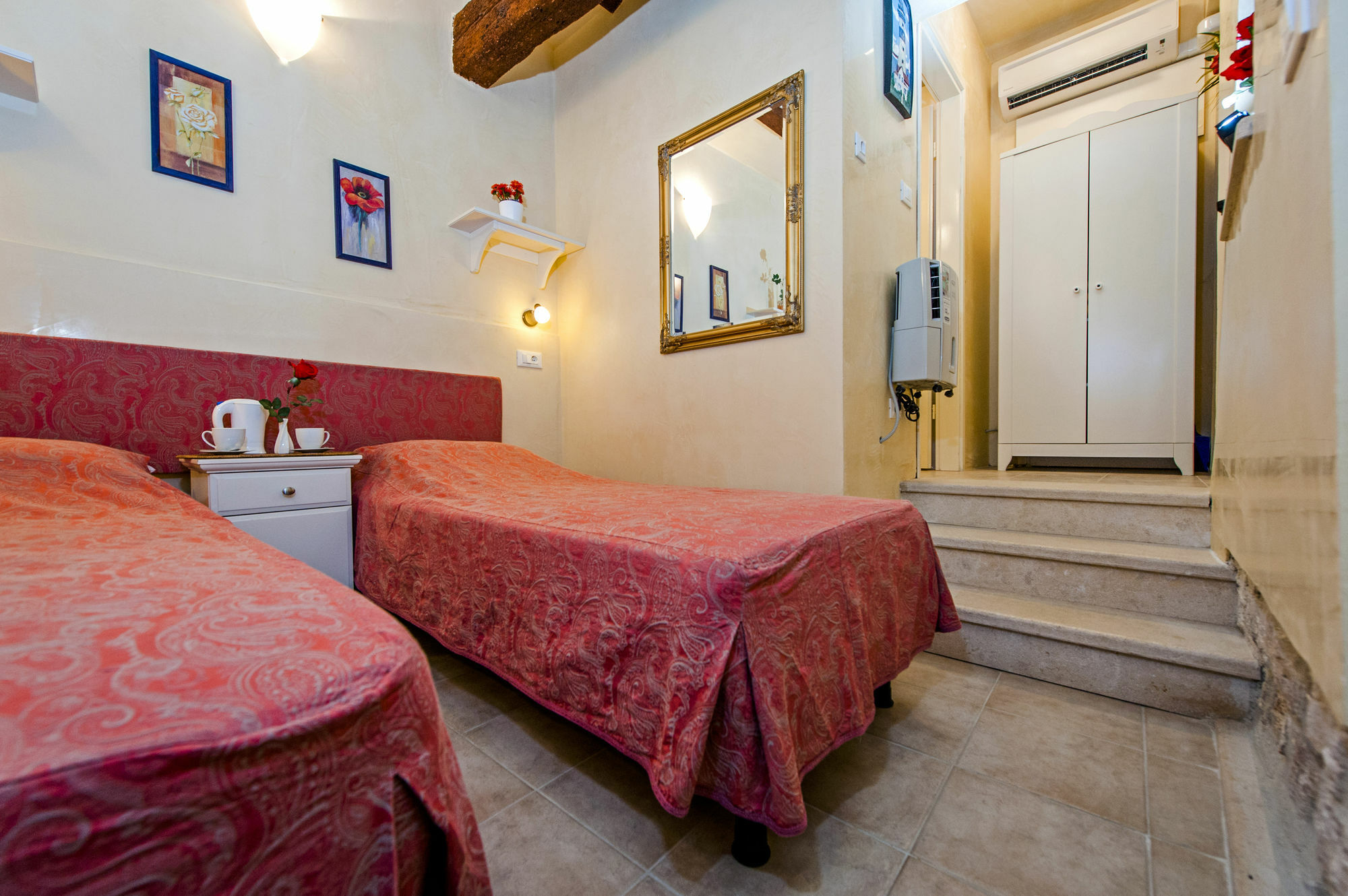 Guest House Sotto I Volti Centro Storico Ровин Екстериор снимка