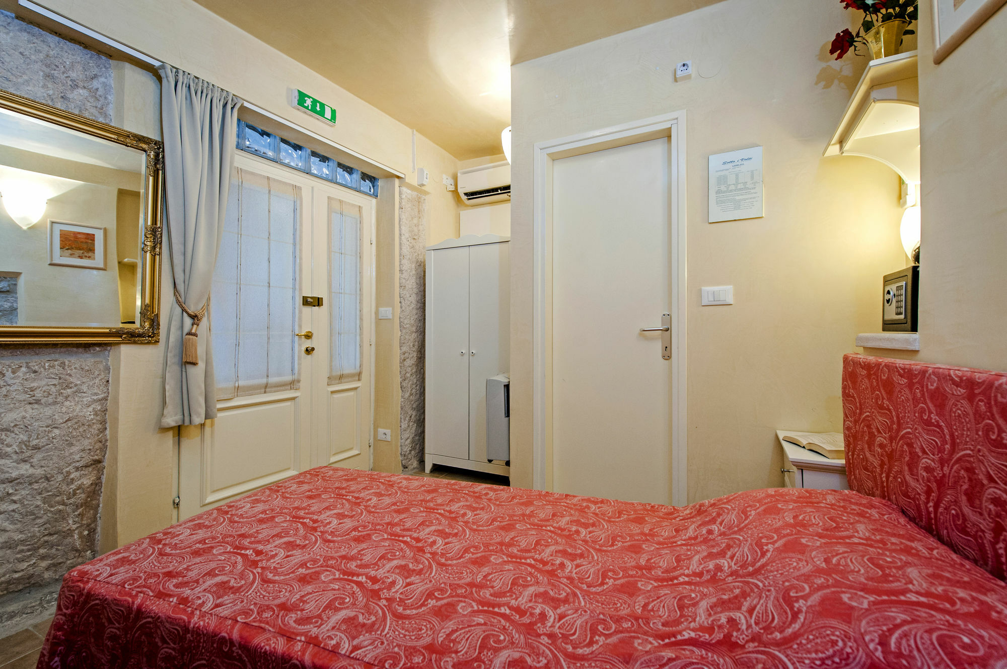 Guest House Sotto I Volti Centro Storico Ровин Екстериор снимка