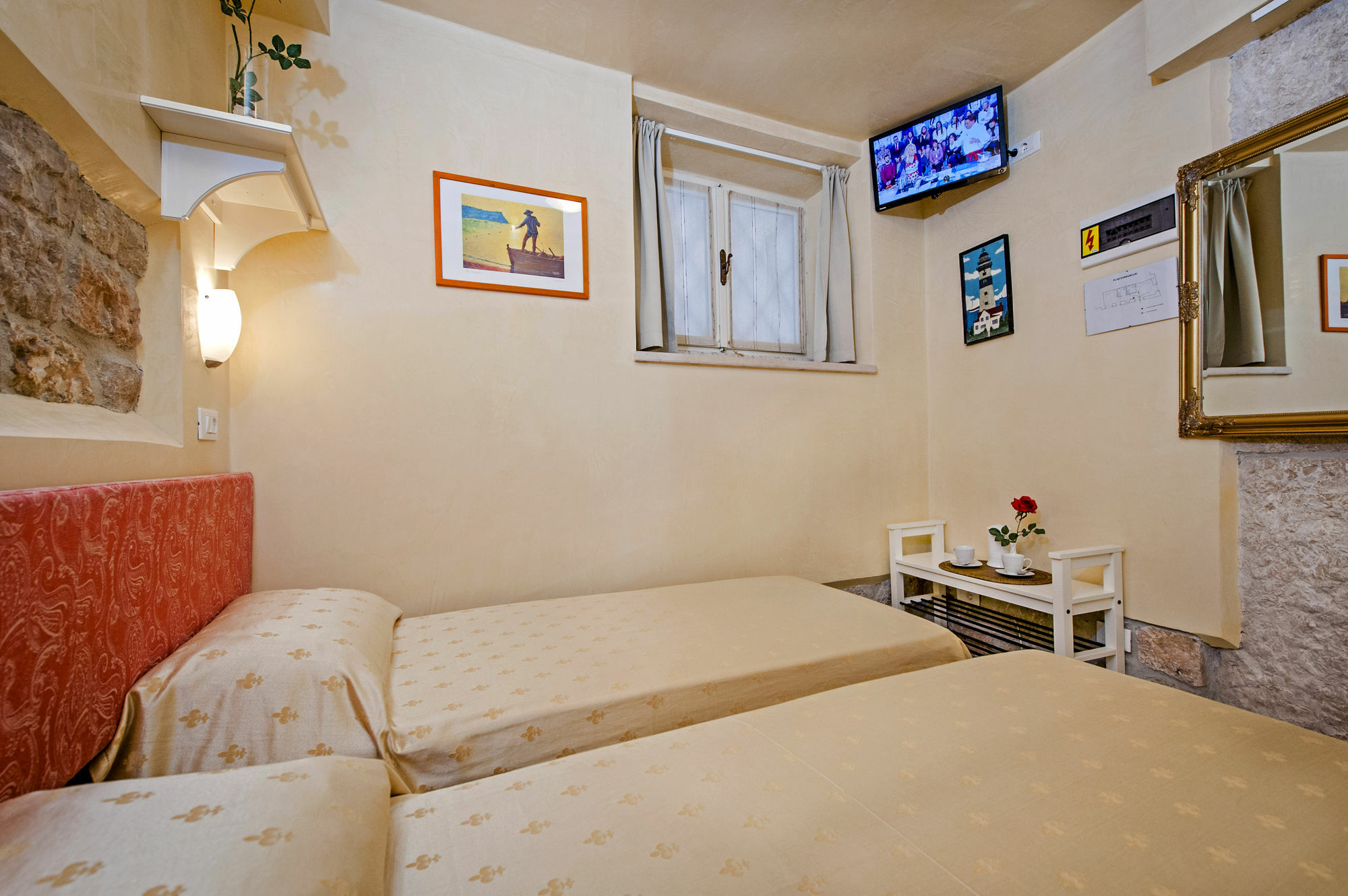Guest House Sotto I Volti Centro Storico Ровин Екстериор снимка