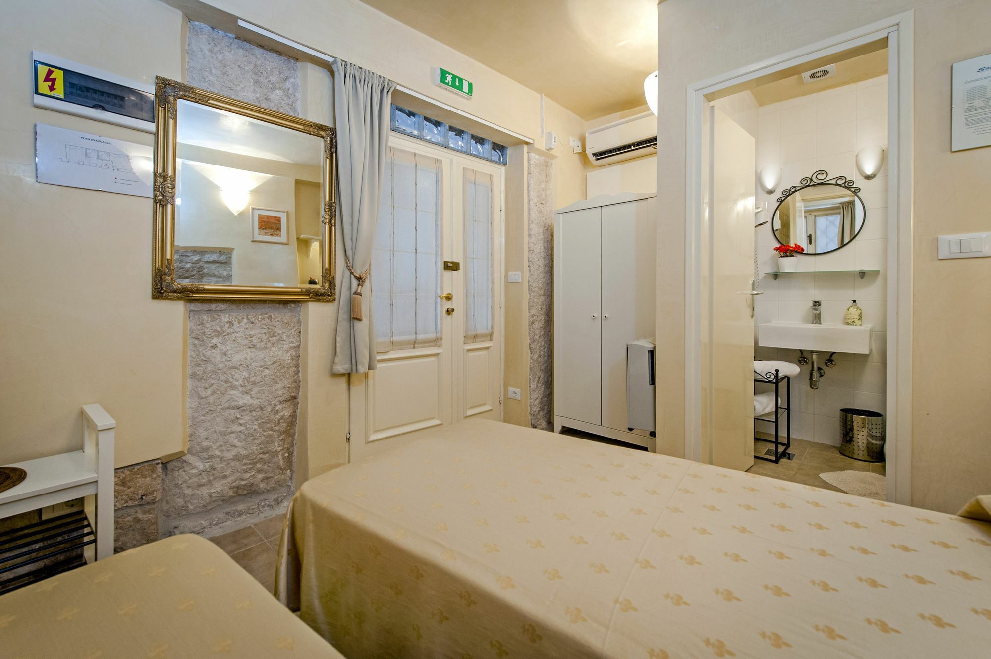 Guest House Sotto I Volti Centro Storico Ровин Екстериор снимка